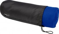 Obrázek Světle modrá fleecová deka 180 g/m2 s RPET v obalu